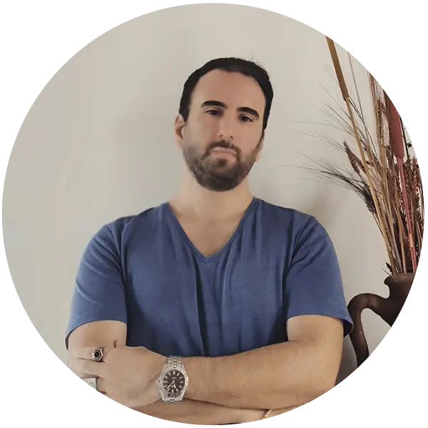 Ο Ζώης Κατσικούλης, επαγγελματίας Web Designer, μπροστά απο το γραφείο του.